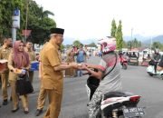 Pj WaliKota Kotamobagu dan Jajaran Berbagi Takjil ke Masyarakat.