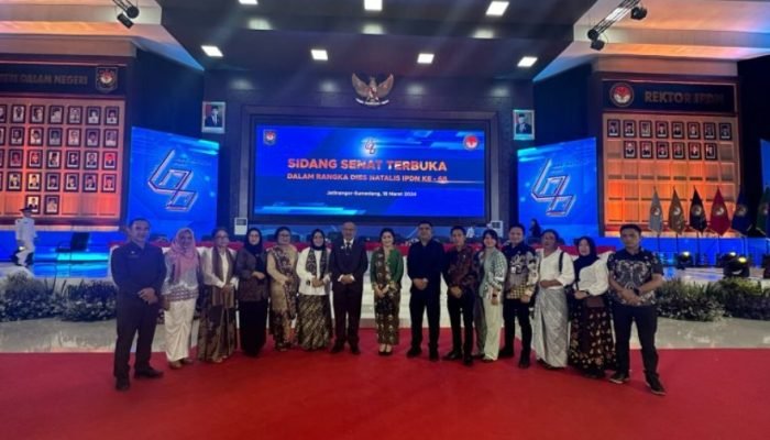 Wali Kota Asripan Didampingi Ketua DPRD Kotamobagu Serahkan Bus Bantuan kepada IPDN Sulut.