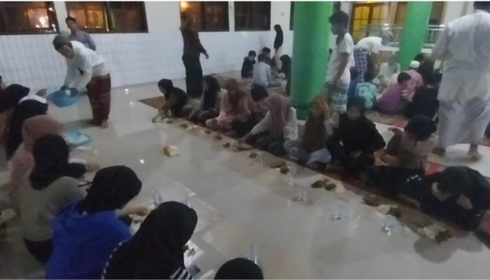Remaja Masjid Manado Kreatif di Ramadan Gelar Sahur Bersama Pupuk Ukhuwah