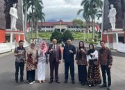 Mekal Turut Serahkan Bantuan Bus untuk IPDN Kampus Sulut.