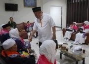 Sambangi Jamaah Haji, Amir Liputo Berbagi Tali Kasih Dengan Lansia