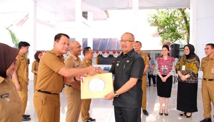 PJ Wali Kota Kotamobagu, Asripan Nani Serahkan SPPDT Pajak Bumi dan Bangunan Perdesaan dan Perkotaan Tahun 2024.