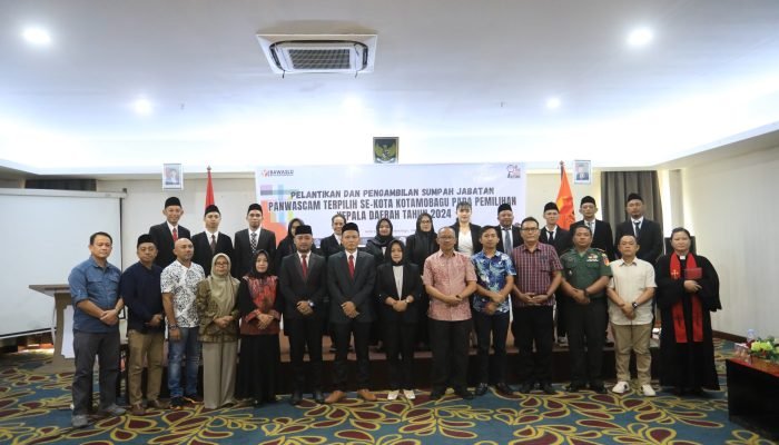 PJ Wali Kota Hadiri Agenda Pelantikan dan Pengambilan Sumpah Panwaslu Kecamatan se Kotamobagu.