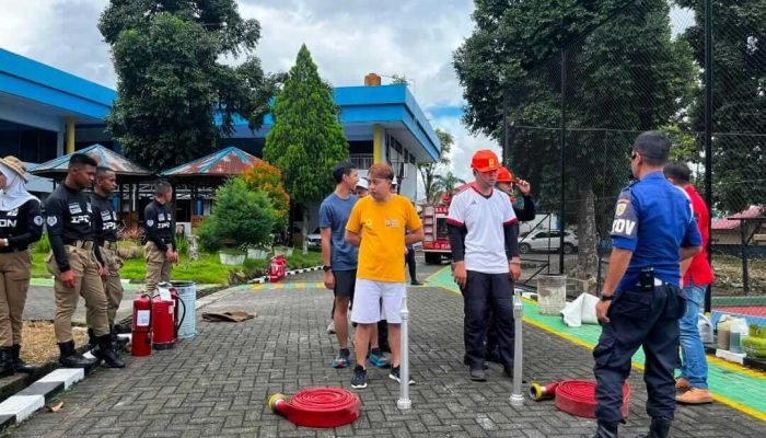 Damkar Kotamobagu Simulasikan Penanggulangan Kebakaran di PT PLN Persero.