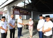 Pj Walikota Kotamobagu Serahkan Hewan Qurban di Lima Desa/Kelurahan.