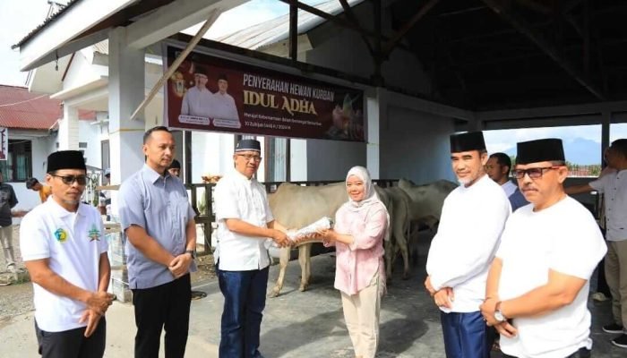 Pj Walikota Kotamobagu Serahkan Hewan Qurban di Lima Desa/Kelurahan.