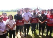 Disambut Antusias, Wagub Kandouw Panen Padi Bersama Petani di Minahasa