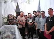 Melayat ke Rumah Duka Almarhum Penatua Aprelita Paslah, Wagub Kandouw Serahkan Santunan Jaminan Kematian ke Ahli Waris