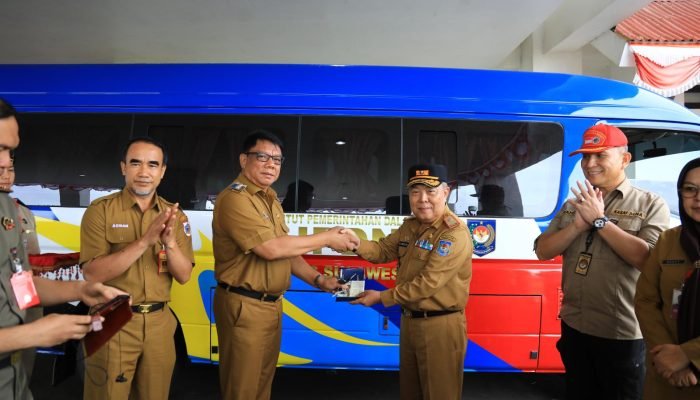 PJ Wali Kota Serahkan 1 Unit Bus Bantuan Dari Pemkot Kotamobagu.