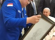 Kunjungi Vatikan, Rio Dondokambey  Serahkan Lukisan ke Paus Fransiscus