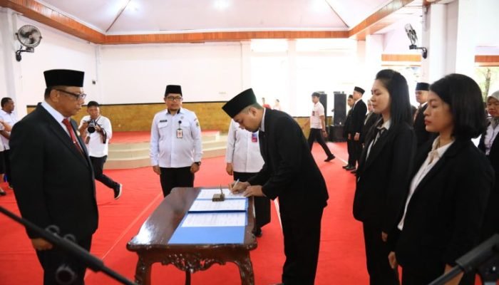 Abdullah Mokoginta Lantik 15 Pejabat Fungsional Pemkot Kotamobagu.