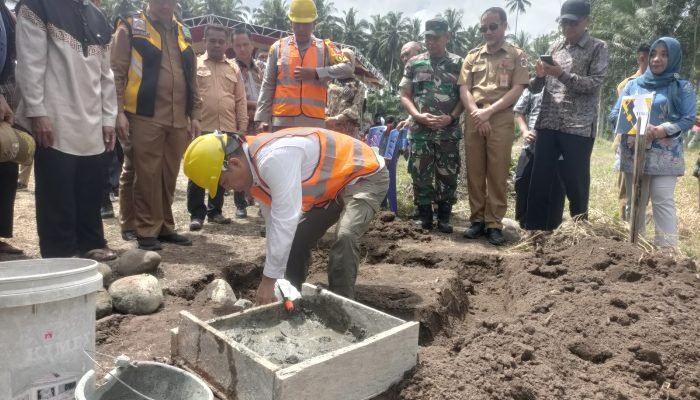 Untuk Meningkatkan Dunia Pendidikan, Kajari Turut Membantu Pembangunan UDK di Desa Poyowa Besar.