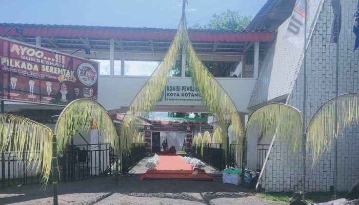 Kantor KPU Kotamobagu Bernuansa Lapi’-Lapi’ Motif Kabela’. Dihari Pertama, Belum Ada Calon Yang Mendaftar.