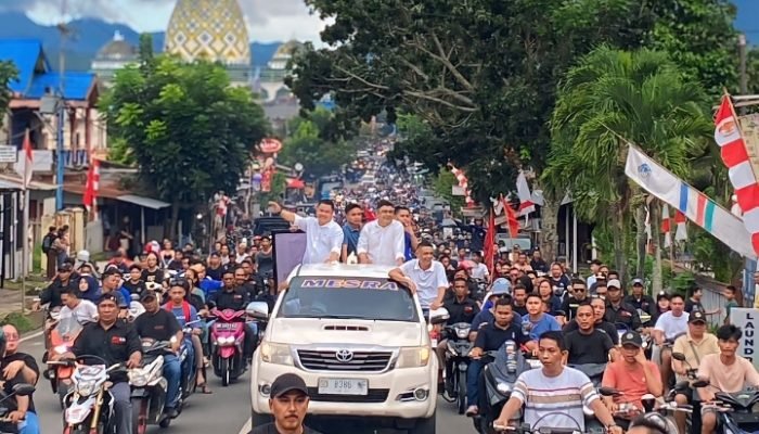 Ribuan Massa Sambut dan Arak-Arakan Pasangan MESRA. Piur Tidak Dibayar!