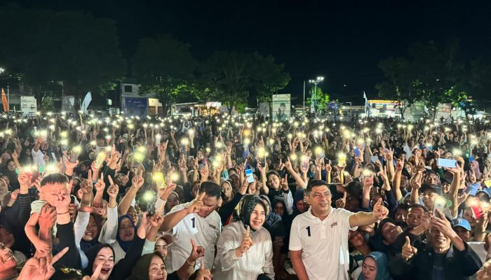 Ribuan Orang Meruah Hingga di Luar Lapangan Sinindian. TB Serukan Dukung MESRA Dan YSK-Victory.
