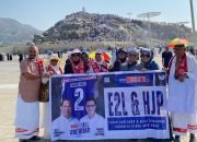 Viral, Jemaah Umroh Foto Bareng Baliho E2L-HJP di Tanah Suci Mekkah