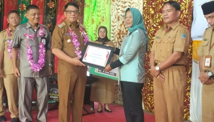 Pj Wali Kota Kotamobagu Serahkan Penghargaan Sekolah Adiwiyata Sulawesi Utara 2024.