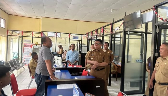 Pj Wali Kota Kotamobagu Tanyakan Kepuasan Warga Terkait Pelayanan Dukcapil.