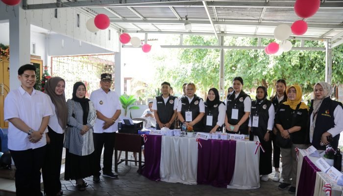PJ Wali Kota Kotamobagu Bersama Ketua Tim Penggerak PKK, Salurkan Hak Suara di TPS 7 Kotobangon.