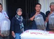 Pemdes Pontodon Timur Serahkan Bantuan Benih dan Pakan Ikan.
