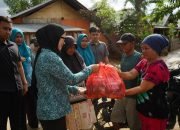 Ketua TP-PKK Boltim Salurkan Bantuan Korban Bencana Banjir di Desa Buyat