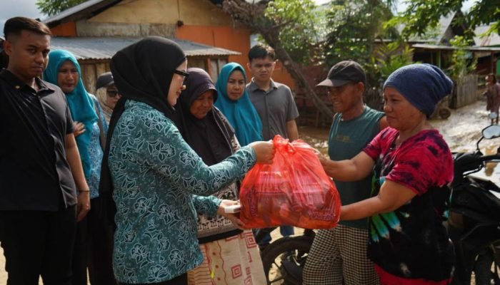 Ketua TP-PKK Boltim Salurkan Bantuan Korban Bencana Banjir di Desa Buyat