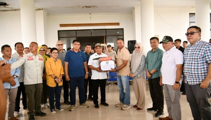 Terima Bantuan Bencana dari Pemkab Bolmong, Bupati Oskar Manoppo Ucapkan Terimakasih Kepada Bupati Yusra Alhabsyi