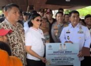 Serahkan Bantuan Untuk Warga Terdampak Banjir di Minahasa, Gubernur Yulius Pastikan Pemerintah Akan Selalu Hadir