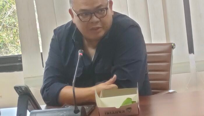 Ketua Fraksi Gerindra Louis Carl Schramm Dampingi Warga Pondol Keraton RDP Bersama Komisi I DPRD Sulut