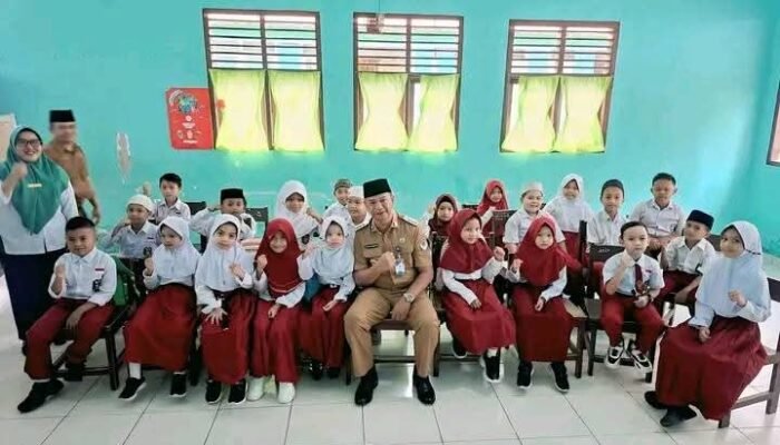 Bupati Oskar Manoppo Rembuk Bersama Warga Tutuyan Antar Anak Masuk Sekolah di Hari Pertama 