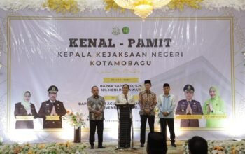 Wali Kota Kotamobagu, Weny Gaib didampingi perwakilan Pimpinan Daerah se-Bolaang Mongondow Raya saat sambutan dalam acara 'kenal pamit' Kajari Kotamobagu di Hotel Sutan Raja, Senin (28/7/2025) malam.
