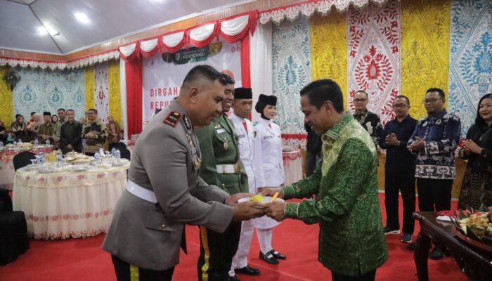 Wali Kota Weny Gaib membagikan tumpeng kepada tamu undangan dari unsur Forkopimda. Foto/Kominfo Kotamobagu.