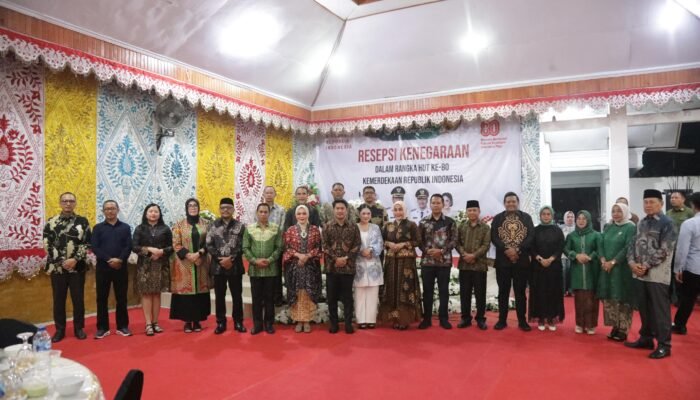 Foto bersama Wali Kota dan Wakil Wali Kota Kotamobagu bersama Forkopimda. Foto/Kominfo Kotamobagu. 