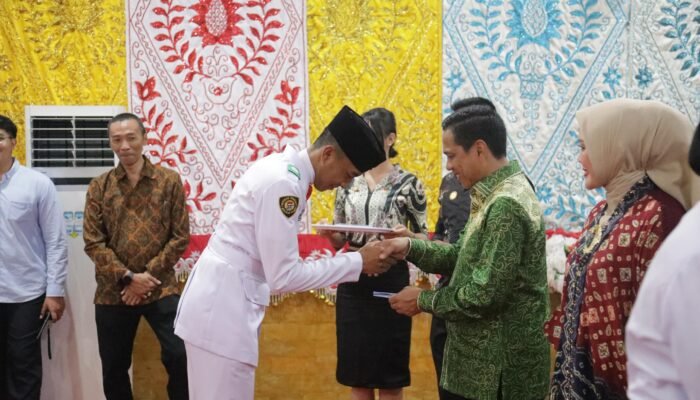 Wali Kota Kotamobagu menyerahkan bingkisan penghargaan kepada masing-masing anggota Paskibraka Kotamobagu 2025. Foto/Kominfo Kotamobagu.