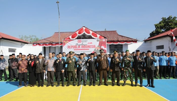 Foto bersama Wali Kota Kotamobagu, Weny Gaib dan seluruh peserta upacara HUT RI ke-80 dari unsur Forkopimda dan seluruh Narapidana. Foto/Kominfo Kotamobagu. 