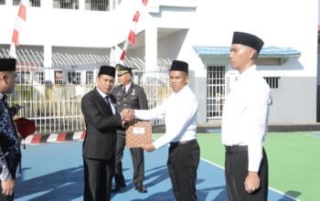 Wali Kota Kotamobagu, dr Weny Gaib SpM serahkan berkas remisi kepada sejumlah Narapidana Rutan Kelas II B Kotamobagu, Minggu (17/8/2025). Foto/Kominfo Kotamobagu.