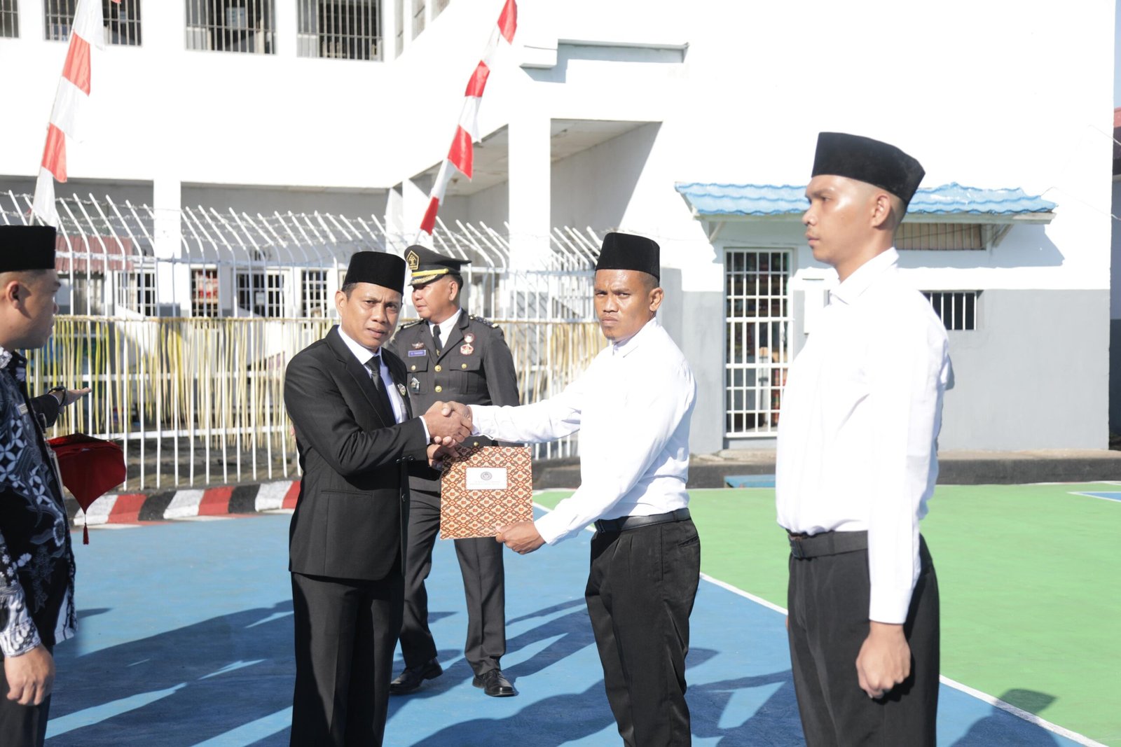 Wali Kota Kotamobagu, dr Weny Gaib SpM serahkan berkas remisi kepada sejumlah Narapidana Rutan Kelas II B Kotamobagu, Minggu (17/8/2025). Foto/Kominfo Kotamobagu.