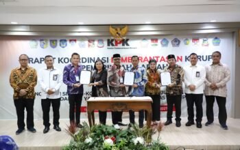Wali Kota Kotamobagu, dr Weny Gaib SpM bersama Ketua DPRD Kotamobagu, Adrianus Mokoginta usai menandatangani komitmen anti korupsi disela-sela pertemuan di Gedung KPK RI, Rabu (13/8/2025). Foto/Kominfo Kotamobagu.