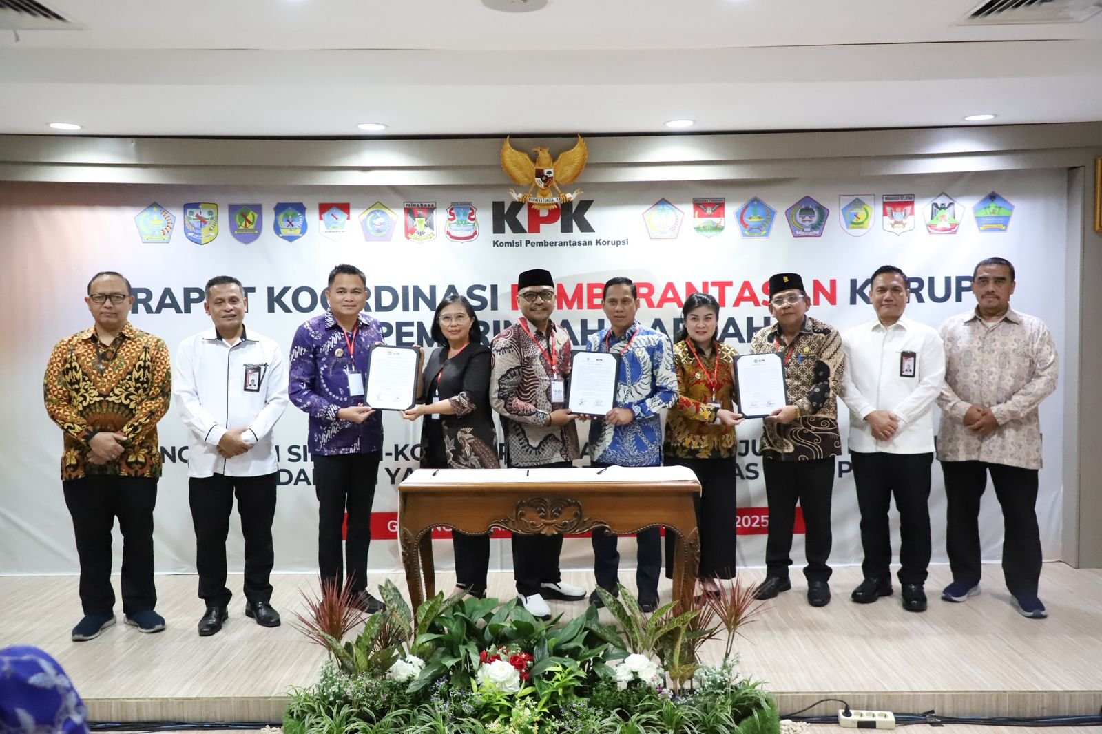 Wali Kota Kotamobagu, dr Weny Gaib SpM bersama Ketua DPRD Kotamobagu, Adrianus Mokoginta usai menandatangani komitmen anti korupsi disela-sela pertemuan di Gedung KPK RI, Rabu (13/8/2025). Foto/Kominfo Kotamobagu.