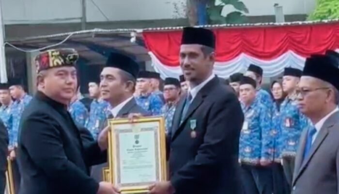 Kadis Perikanan Kota Bitung Sadat Minabari Terima Tanda Kehormatan Satyalancana Wira Karya dari Presiden