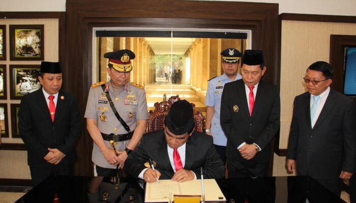 Bersama Wagub, Gubernur Yulius Pimpin Ziarah ke Makam Mantan-mantan Gubernur Sulut di TMP Kalibata