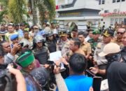 Wali Kota dan Wakil Wali Kota Kotamobagu, dr Weny Gaib menemui Massa Aksi Mahasiswa yang berunjuk rasa di depan Kantor Wali Kota, Senin (1/9/2025). Foto/Rafsan