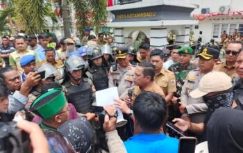 Wali Kota dan Wakil Wali Kota Kotamobagu, dr Weny Gaib menemui Massa Aksi Mahasiswa yang berunjuk rasa di depan Kantor Wali Kota, Senin (1/9/2025). Foto/Rafsan