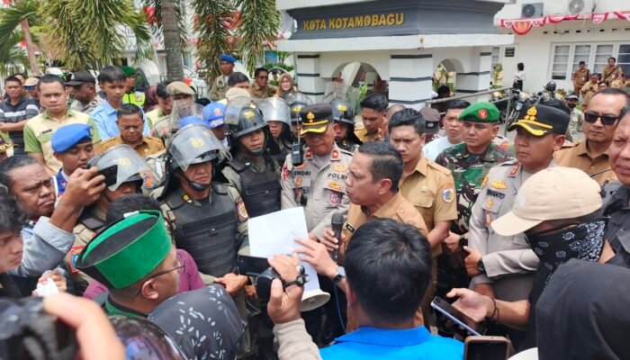 Wali Kota Weny Gaib Temui Massa Aksi Unjuk Rasa di Kotamobagu