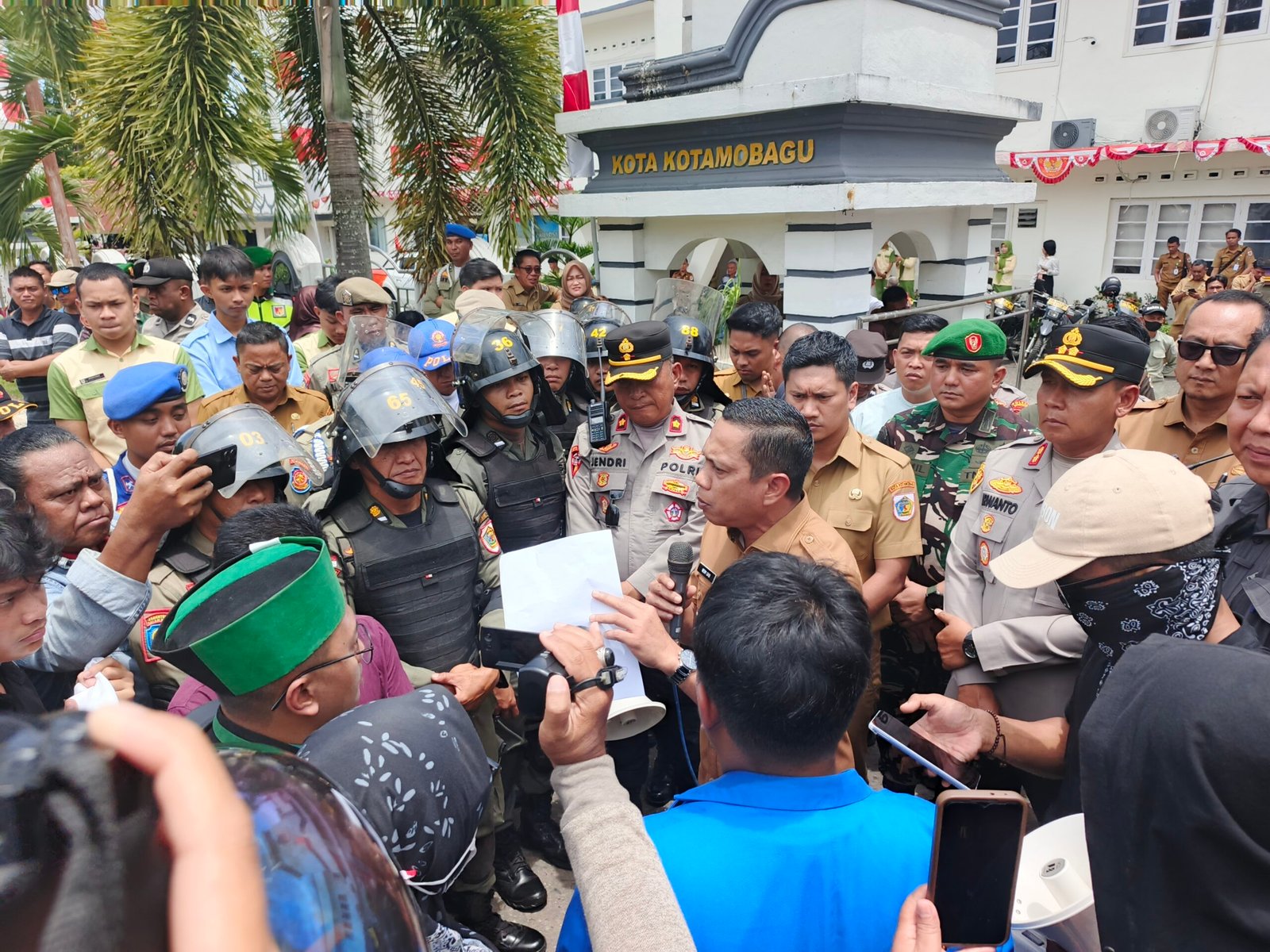 Wali Kota dan Wakil Wali Kota Kotamobagu, dr Weny Gaib menemui Massa Aksi Mahasiswa yang berunjuk rasa di depan Kantor Wali Kota, Senin (1/9/2025). Foto/Rafsan