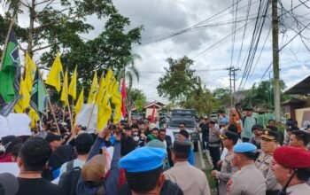 Aliansi Mahasiswa Kotamobagu, Senin (1/9/2025) menyampaikan aspirasi dihadapan Kapolres Kotamobagu, AKBP Irwanto buntut dari tewasnya pengemudi ojol, Affan Kurniawan. Foto/Rafsan