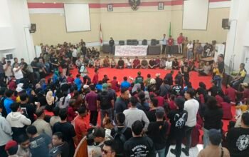 Aliansi Mahasiswa Kotamobagu berorasi di dalam Ruang Paripurna DPRD Kotamobagu, menyampaikan sejumlah tuntutan. Foto/Rafsan.