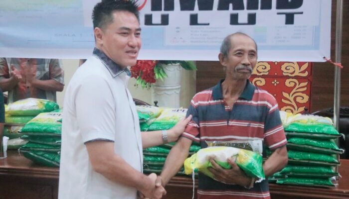 Bagikan Ratusan Paket Pangan Gratis, Pimpinan DPRD Apresiasi FORWARD Sulut