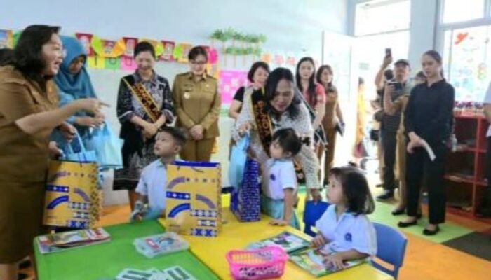 Kunjungi TK Happy Land Manado, Bunda PAUD Sulut Anik Yulius Selvanus ‘Perkuat Pondasi Pendidikan Anak’