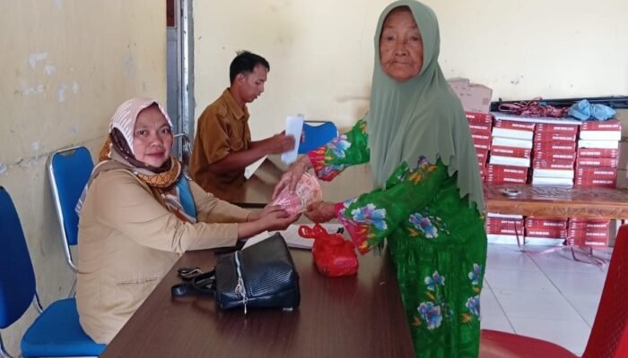 Pemdes Kayumoyondi Salurkan BLT Oktober dan November Kepada Lansia